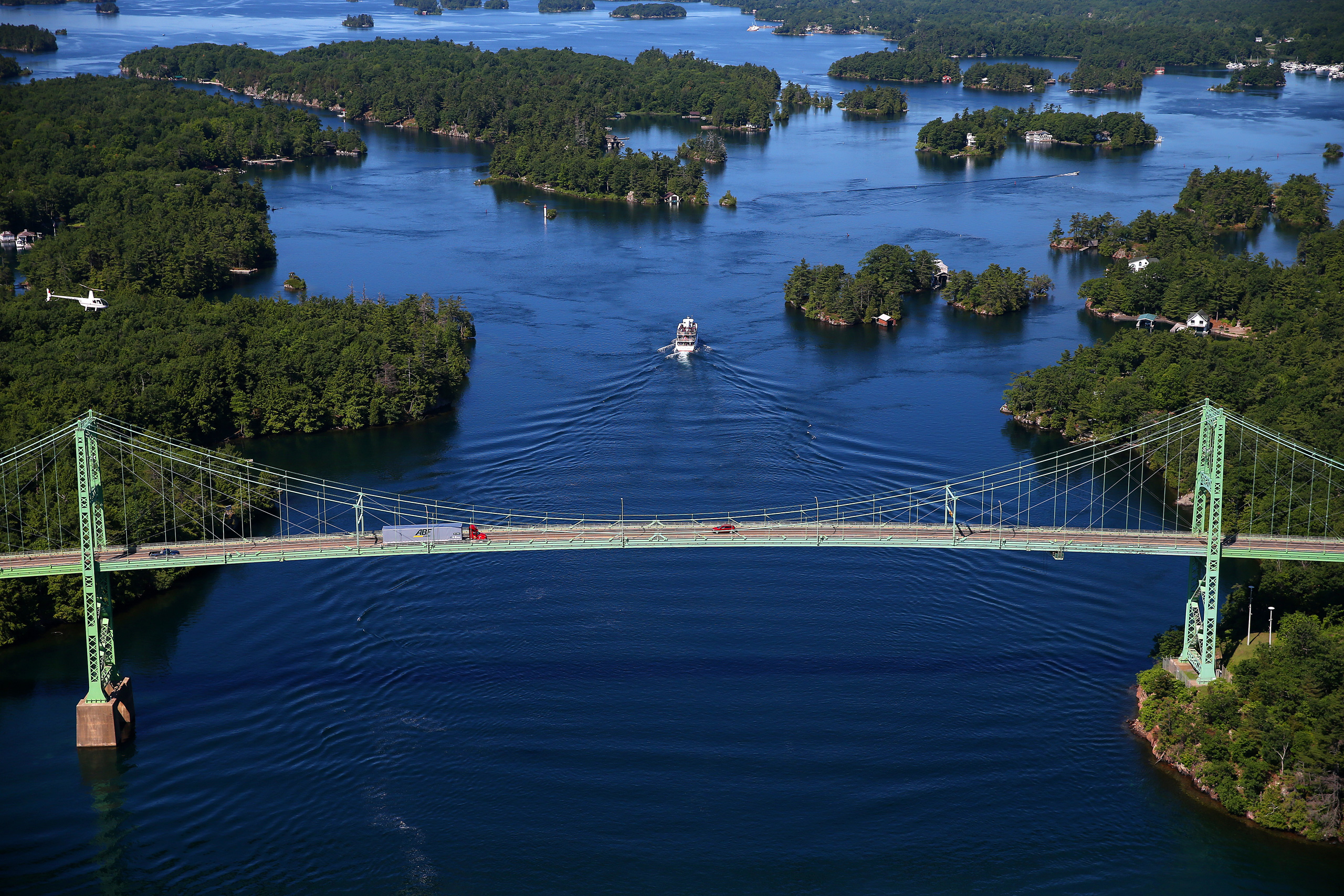 R island. Мост Канада к острову. Thousand Islands Bridge. Дона на островах Канада. Thousand Island Lake.